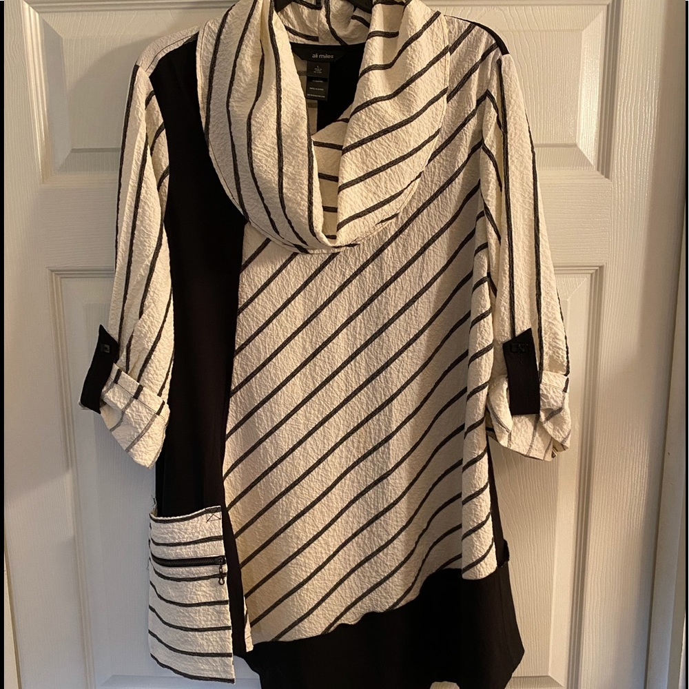 AliMiles, Asymmetric Tunic Top.  Size: L Roll Tab Sleeves. Color: Black & Cream.
